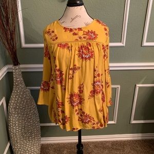 Cute mustard colored flowy top!